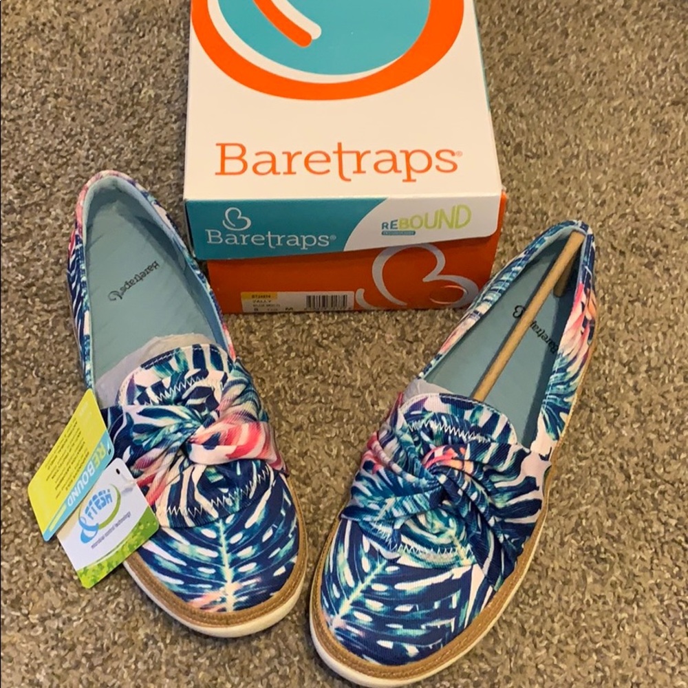 NIB Baretraps Vally Blue Floral